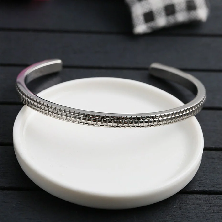 Shandong Miss Sun processes custom gear opening titanium steel bracelets